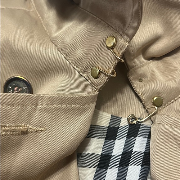Burberry Beige Trench Coat with Iconic Check Lining - Picture 8 of 11